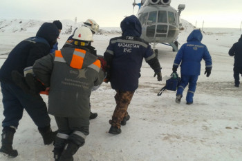 Зажатого грузовиками мужчину доставили в реанимацию на вертолете в Карагандинской области