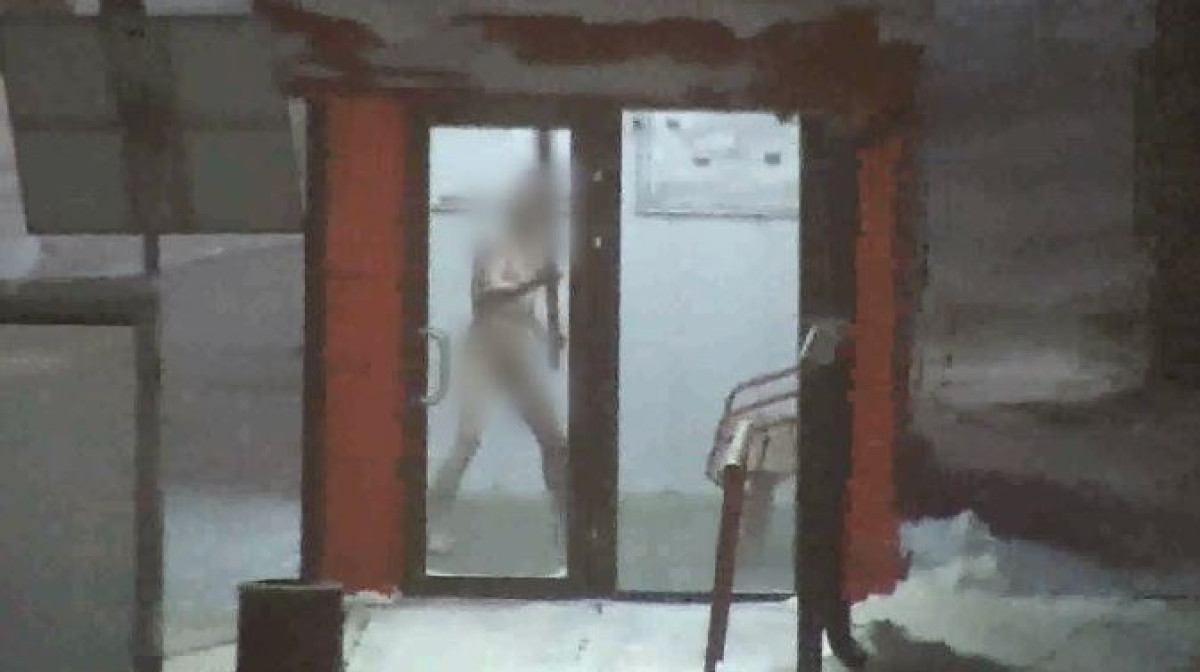 Голый мужчина пытался повредить теплую остановку в Нур-Султане