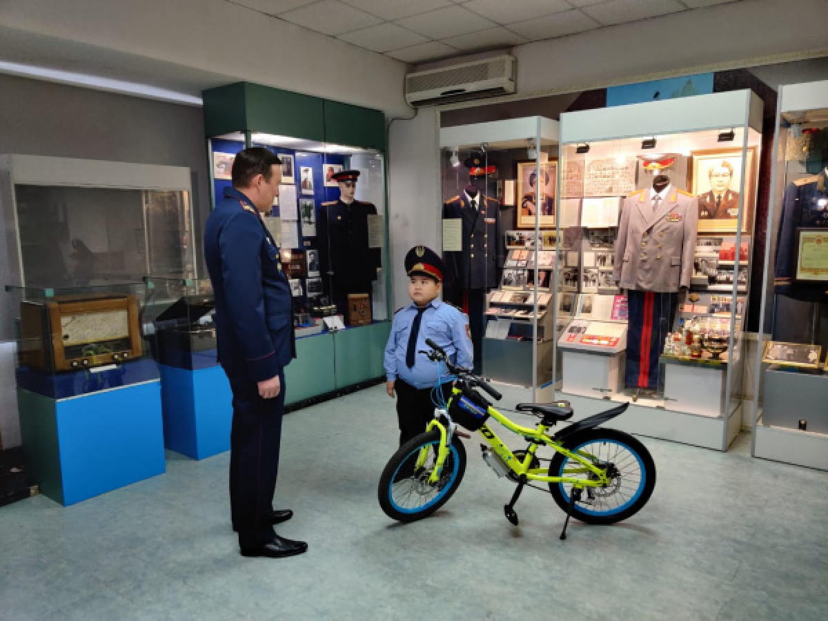 Прославившийся мальчик-"полицейский" получил подарок от министра МВД Казахстана