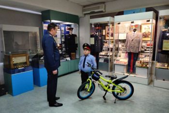 Фотография к новости: Прославившийся мальчик-"полицейский" получил подарок от министра МВД Казахстана