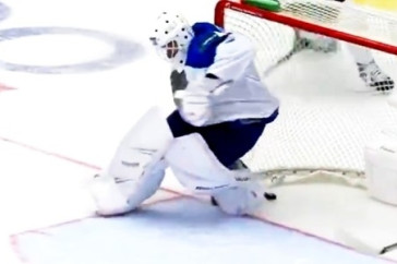 Фотография к новости: Нелепую ошибку голкипера сборной Казахстана в матче с Швейцарией на МЧМ-2020 запечатлели на видео