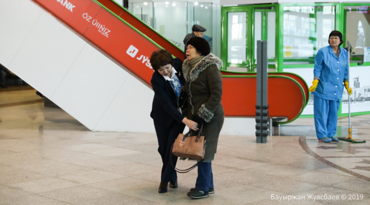 Родственники пассажиров Bek Air обращаются за помощью в штаб в аэропорту Нур-Султана