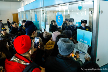 Фотография к новости: Пассажиры отмененных рейсов Bek Air устроили скандал в аэропорту Нур-Султана