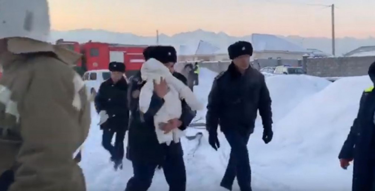 Видео спасения младенца из самолета Bek Air распространяется в Сети