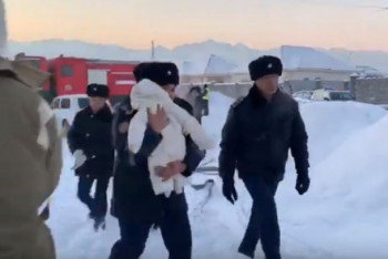 Фотография к новости: Видео спасения младенца из самолета Bek Air распространяется в Сети