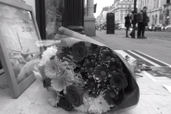 Фотография к новости: Казахстанские студенты несут цветы к зданию посольства в Лондоне