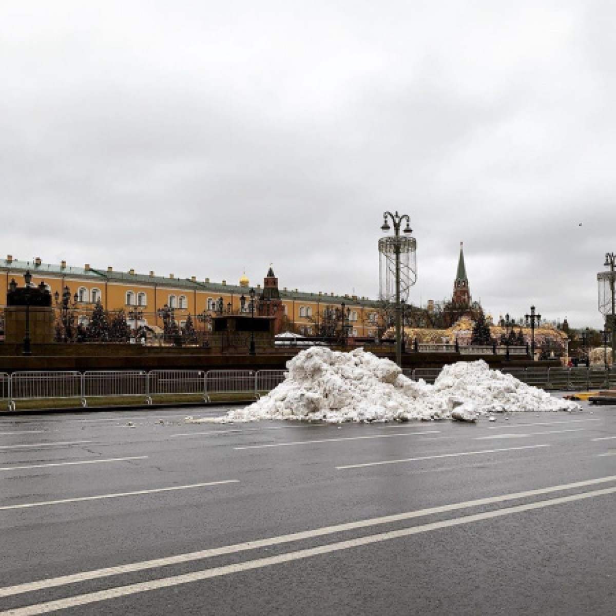 В Москву завозят снег, которого в столице нет из-за аномального тепла