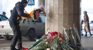 Мужчина пытался забрать цветы, оставленные у входа в аэропорт в память о погибших