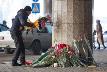 Фотография к новости: Мужчина пытался забрать цветы, оставленные у входа в аэропорт в память о погибших