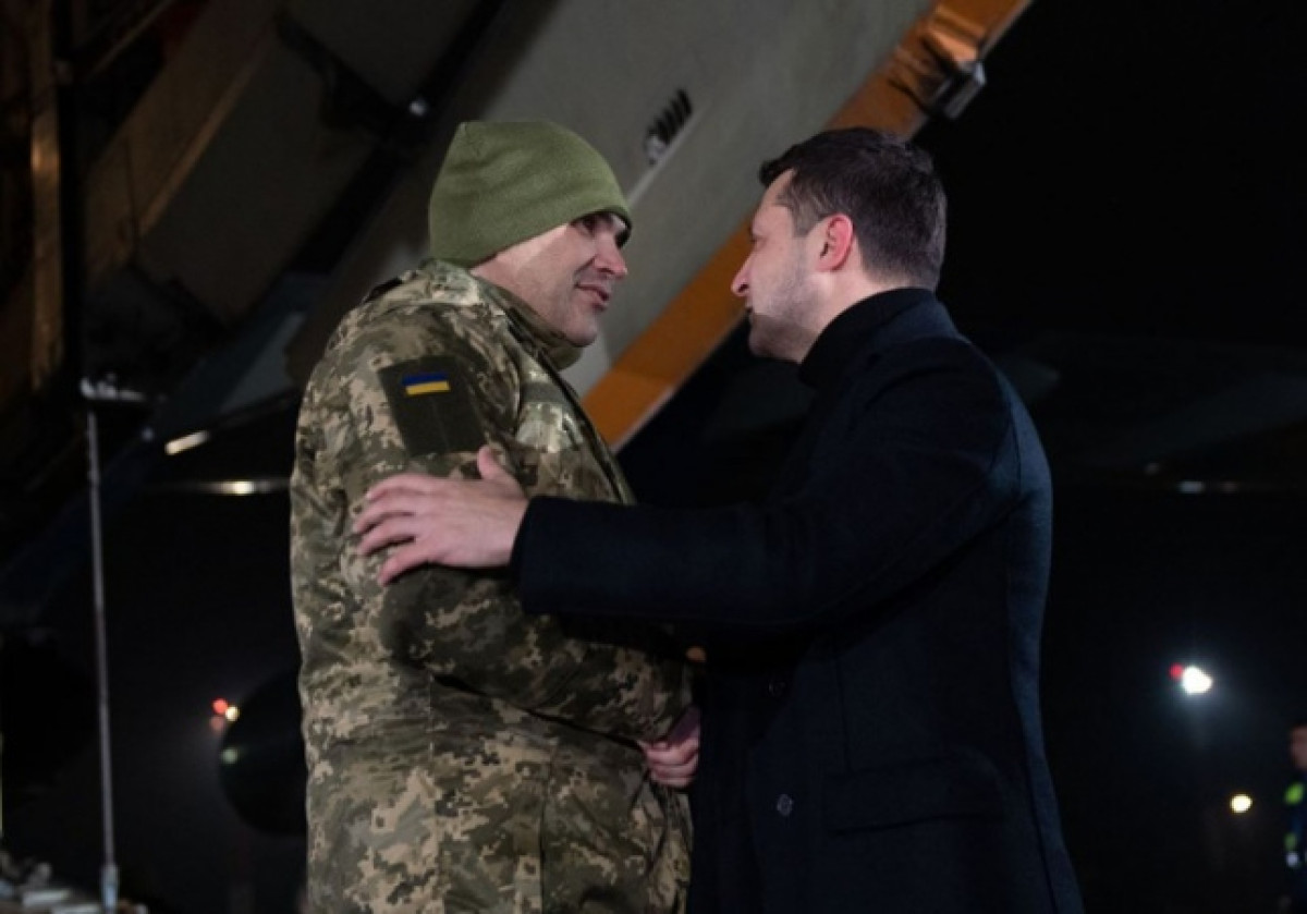 Освобожденных в Донбассе украинцев встретил Зеленский