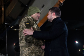 Фотография к новости: Освобожденных в Донбассе украинцев встретил Зеленский