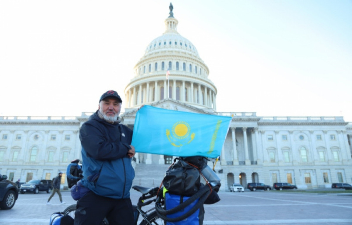 Казахстанский путешественник из Аляски направляется на Мыс Горн на велосипеде