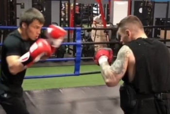 Фотография к новости: Казахстанский боксёр Батыр Джукембаев продолжает тренировки перед боем в Канаде