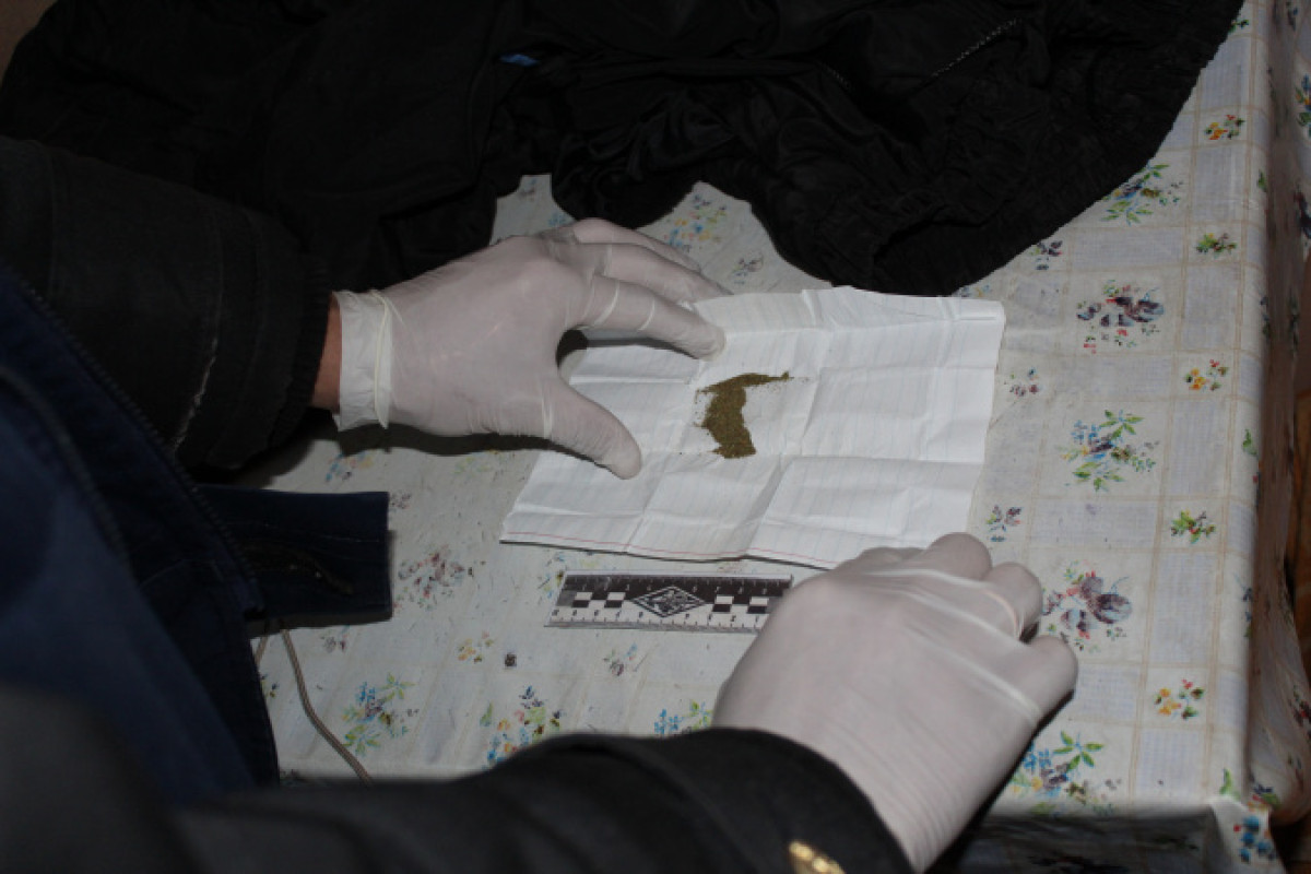 В дезодоранте, губке и штанах пытались передать наркотики осужденным в Казахстане