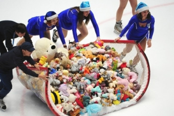 Фотография к новости: Мишкопад устроили фанаты "Барыса" в Нур-Султане