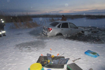 Фотография к новости: Рыбаки на машине провалились под лед в ВКО