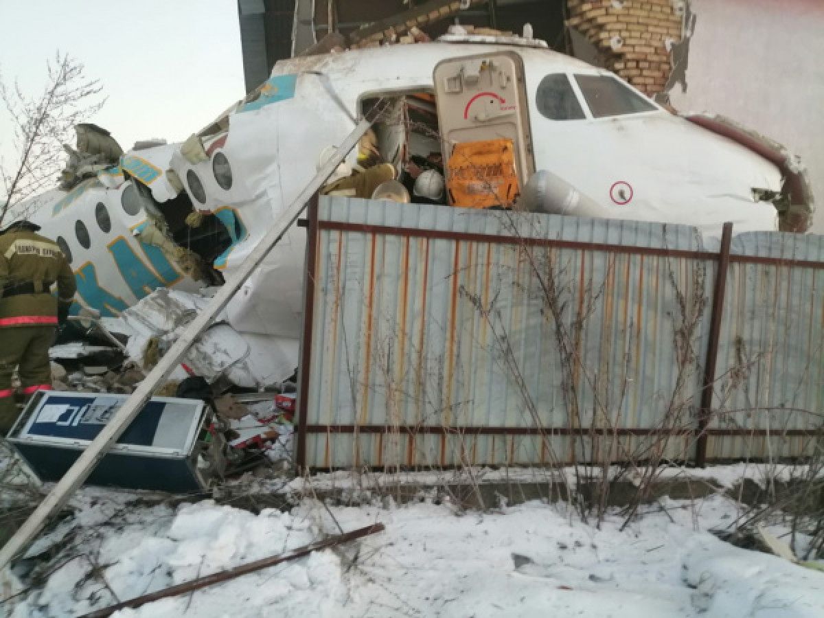 В Сети появилось видео падения самолета Bek Air в аэропорту Алматы