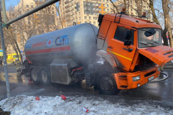 Фотография к новости: Десятитонный газовоз чудом не взорвался в Алматы