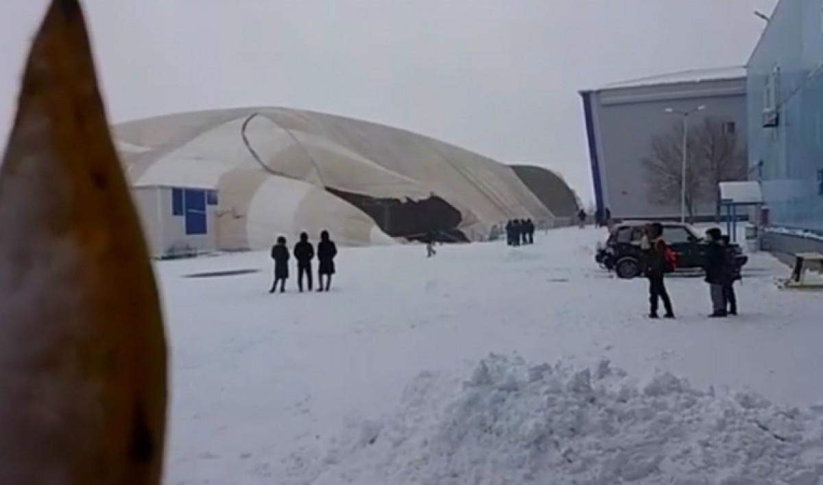 Из-за штормового ветра лопнул купол над стадионом в Сатпаеве