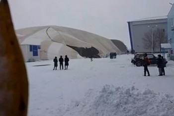 Из-за штормового ветра лопнул купол над стадионом в Сатпаеве