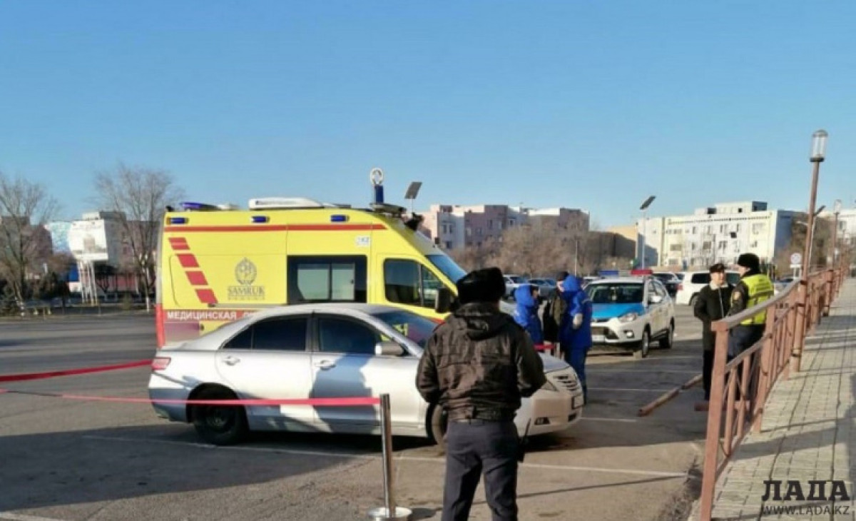 Мертвого мужчину обнаружили в припаркованной к торговому центру машине в Жанаозене