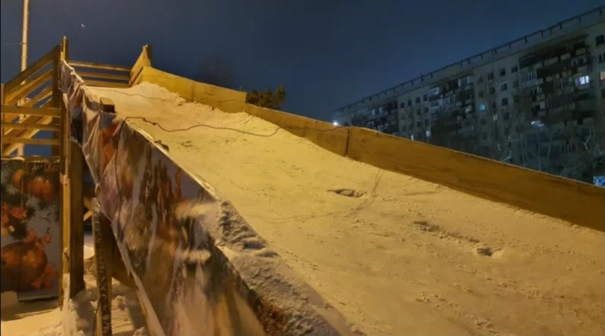 Демонтируют обмотанную проволокой горку в Караганде