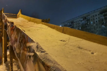 Демонтируют обмотанную проволокой горку в Караганде