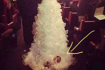 Фотография к новости: Невеста привязала младенца к шлейфу свадебного платья и прошлась к алтарю