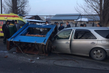 Фотография к новости: Погрузчик уронил тяжелую конструкцию на  автомобиль с пассажирами в Алматы