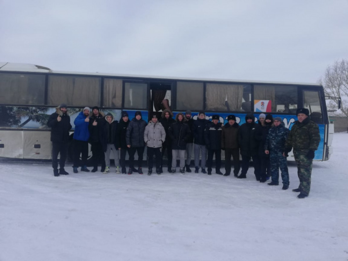 Актюбинские хоккеисты шесть часов простояли на заваленной снегом трассе