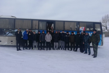 Фотография к новости: Актюбинские хоккеисты шесть часов простояли на заваленной снегом трассе