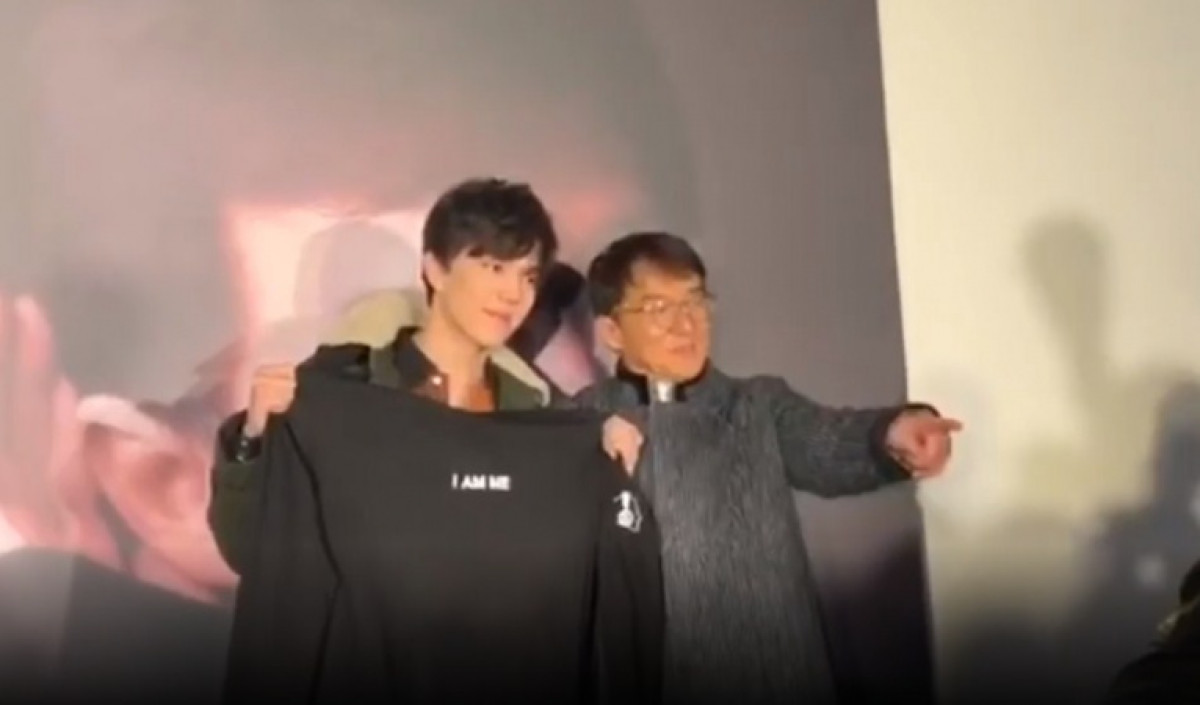 Димаш обменялся новогодними подарками с Джеки Чаном