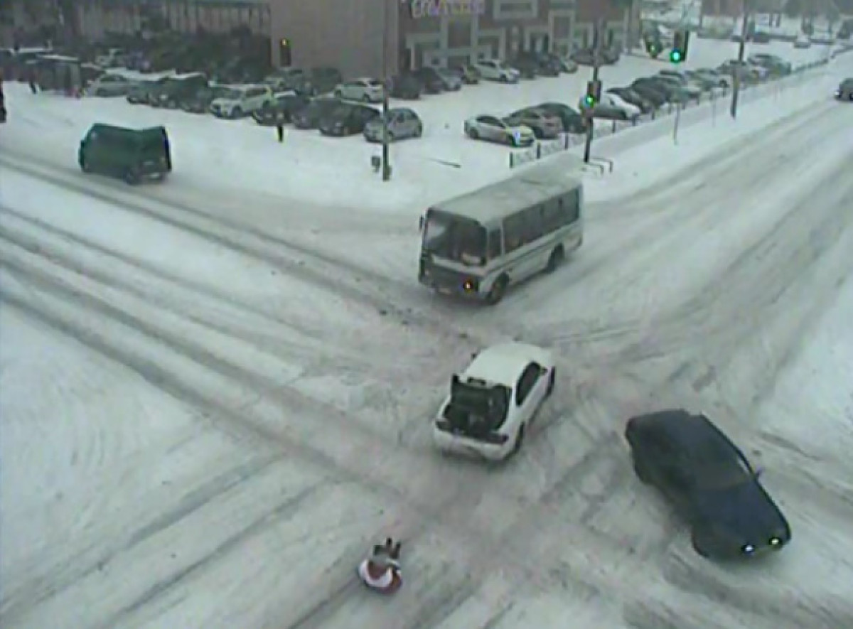 Экстремалы устроили гонки на надувном матраце в центре Петропавловска