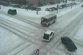 Фотография к новости: Экстремалы устроили гонки на надувном матраце в центре Петропавловска