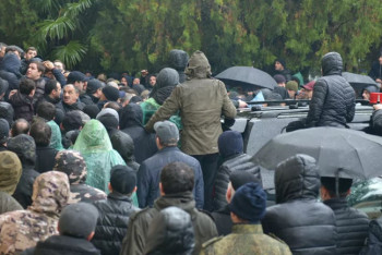 Фотография к новости: Митингующие штурмуют администрацию президента Абхазии