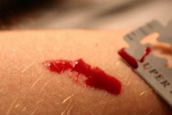 Подозреваемый в убийстве ребенка порезал себе горло в суде Караганды