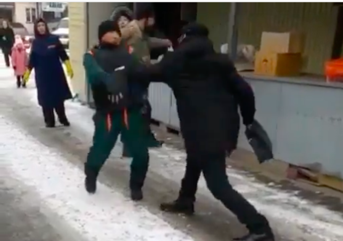 Пациент психдиспансера пырнул ножом мужчину на рынке Алматы