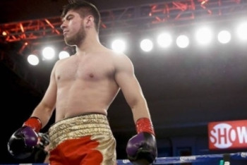 Фотография к новости: Казахстанского боксера дважды отправили в нокдаун и впервые "удосрочили" в США