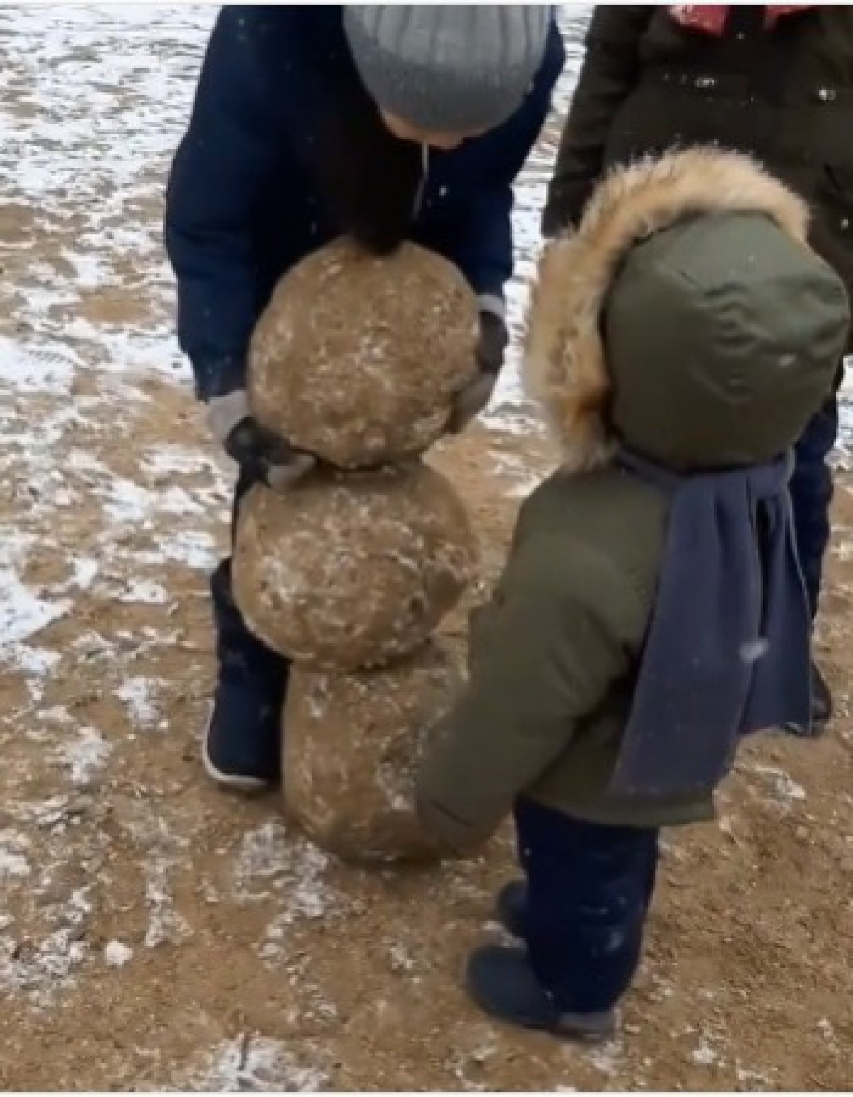 Пользователей соцсетей позабавил "суровый" актауский снеговик