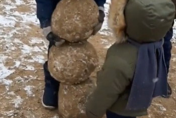 Фотография к новости: Пользователей соцсетей позабавил "суровый" актауский снеговик