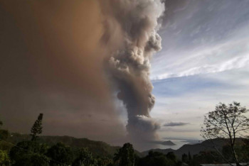 Фотография к новости: Вулкан Тааль на Филиппинах выпустил столб пепла высотой 1 км