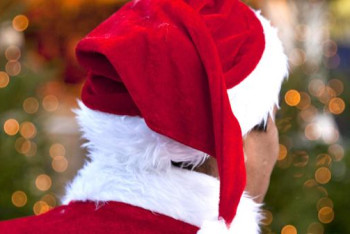 Фотография к новости: Неизвестный в костюме Деда Мороза обокрал храм в Подмосковье