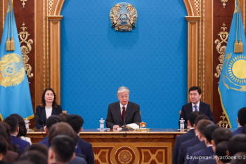 Президент призвал бизнесменов финансово помочь в обеспечении школьников питанием и формой