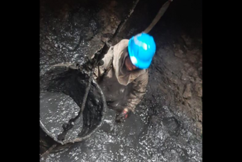 Фотография к новости: Рабочий вручную выгребает фекалии. В соцсетях критикуют руководство водоканала в Атырау