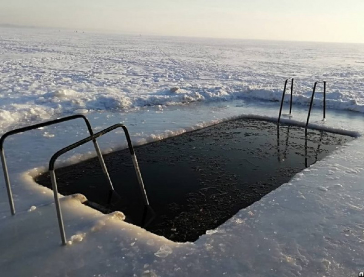 Главное - не пьяными. Как купаться в проруби на Крещение