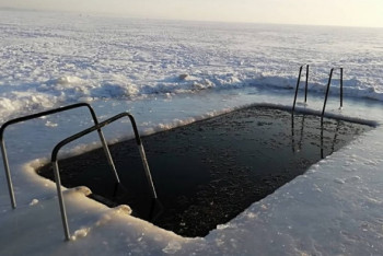 Фотография к новости: Главное - не пьяными. Как купаться в проруби на Крещение