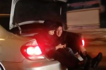 Фотография к новости: Двое парней прокатились в багажнике авто по трассе Казахстана