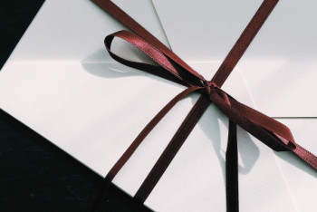 "Дедушка Мороз оставил твой подарок у нас" - в Алматы ищут мальчика, перепутавшего почтовые ящики