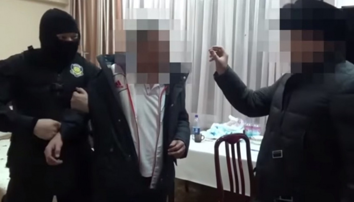 Видео задержания экс-акима Алатауского района Алматы появилось в Сети