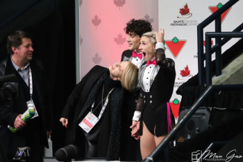 Фотография к новости: Казус на льду: фигуристка зацепилась волосами за партнера на чемпионате